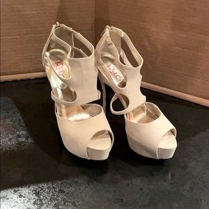 Platform, peep-toe shoe